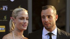 Jihoafrický atlet Oscar Pistorius se svou p�ítelkyní, modelkou Reevou...