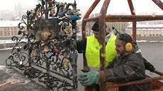 Zámky lásky musí z Karlova mostu jednou za msíc pry.