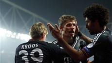 BAVORSKÁ RADOST. Fotbalisté Bayernu Mnichov se radují ze vst�eleného gólu.