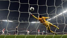 DOSÁHNE NA MÍ? Branká Wojciech Szczesny z Arsenalu se snaí zabránit gólu. Na