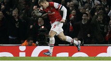 A JE TAM. Lukas Podolski z Arsenalu se raduje ze vsteleného gólu.