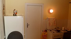 Z kuchyn se vstupuje do pokojíku pro sluku.