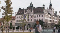 Architekt David Vávra p�ed univerzitou v Lublani (p�vodn� Palác zemské vlády)