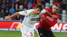 Pavel Krma (vpravo) z Freiburgu brání  Stefana Reisingera z Düsseldorfu.