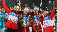 Norské biatlonistky se radují z titulu mistryň světa ve štafetě.