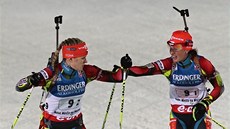 Veronika Vítková (vpravo) předávala po prvním úseku Gabriele Soukalové jako...