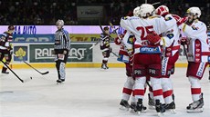 Hokejisté Slavie se radují z druhého gólu v zápase se Spartou.