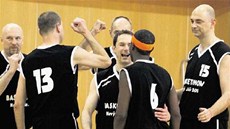 Na basketbalové exhibici se setkali i mist�i z roku 1999 Josef Jelínek, Petr