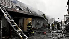 Hasiči zasahovali v Líšnici na Šumpersku u požáru dvou domů. Oheň byl podle