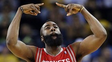 James Harden z Houstonu Rockets slaví úspnou stelu za ti body.