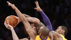Kobe Bryant a Metta World Peace z LA Lakers tlaí na Michaela Beasleyho z