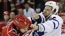 Colton Orr (vpravo) z Toronta v pstním souboji s Kevinem Westgarthem z