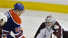 Ale� Hemský z Edmontonu.práv� p�ekonává coloradského gólmana Semjona Varlamova.