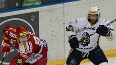 Jan Piská�ek z Kladna (vpravo) sleduje pr�nik slávisty Tomá�e Hertla.