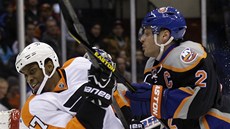 Wayne Simmonds (vlevo) z Philadelphie bojuje s Markem Streitem z NY Islanders.