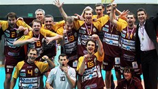 Libere�tí volejbalisté se radují z triumfu v �eském poháru.