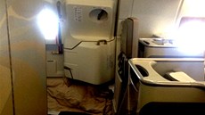 Nouzové dve�e v byznys t�íd� v superjumbu A380 ucpala posádka dekami a pol�tá�i
