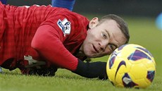 U BALONU. Útoník Manchesteru United Wayne Rooney leí na trávníku a sleduje...