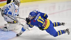 �védský hokejista Carl Söderberg úto�í na finskou branku v duelu �védských her