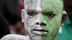 Nigérijský fanouek sleduje finále fotbalového Afrického poháru národ. 