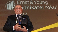 Společné foto všech oceněných v soutěži Podnikatel roku. Uprostřed s cenou pro vítěze František Piškanin z firmy Hopi.