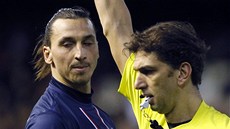 V OSMIFINÁLE KON�Í�. Rozhod�í Paolo Tagliavento ukazuje Zlatanu Ibrahimovicovi