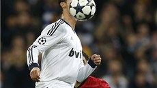 PIHRÁVKA RAMENEM. Cristiano Ronaldo z Realu Madrid si nael as i na takovéto