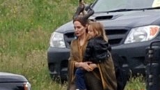 Angelina Jolie a její dcera Vivienne pi natáení filmu Maleficent (27. ervna