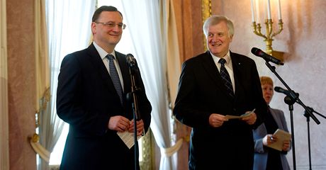 eský premiér Petr Neas (vlevo) a jeho bavorský protjek Horst Seehofer (20.