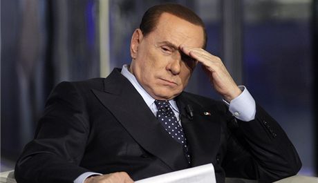 Nkdejí italský premiér Silvio Berlusconi bhem vystoupení v televizní stanici