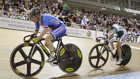 V ELE. eská cyklistka Jarmila Machaová vévodí pelotonu na ampionátu v