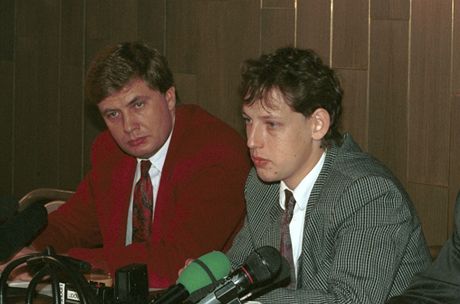 Bývalý editel inspekce ministerstva vnitra Boris tefl, tehdejí poslanec za SSD Stanislav Gross na tiskové konferenci k innost firmy Helbig a její spolupráci s policií. Snímek je z íjna 1994.
