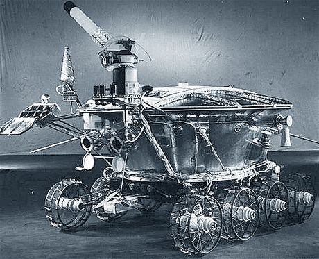 Vesmírným rekordmanem je sovtské vozidlo Lunochod 2. Na povrchu Msíce ujelo...
