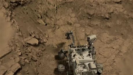 Animace, jak sonda Curiosity odebrala první vzorek navrtaný pod povrchem Marsu.