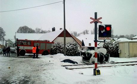 Tragická nehoda na elezniním pejezdu v Lubech nedaleko Klatov, pi které...