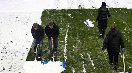 Dobrovolnci uklzej snh na libereckm stadionu ped derby s Jabloncem. 