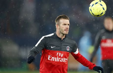 Záloník David Beckham se rozcviuje ped svým prvním zápasem za Paris St....