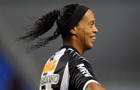 Ronaldinho z Atlétika Mineiro se stal obtí tvrdého faulu.