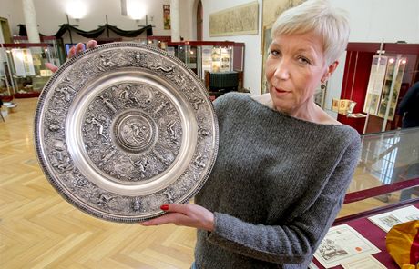 Romana Nmeková ze Západoeského muzea v Plzni ukazuje kopii wimbledonské