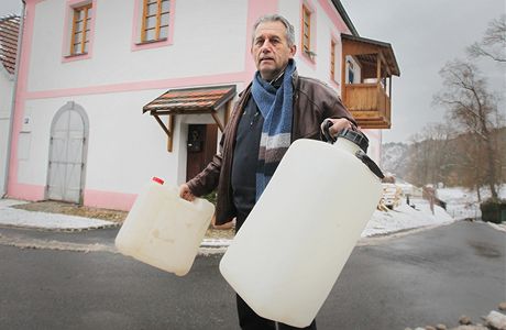 Zdenk Struhovský z Liblína nemá doma zdroj vody a obec marn ádá o vodovod.