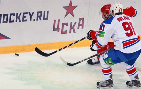 Obránce Jakub Krejík (vpravo) z Lva Praha atakuje Alexandra Radulova z CSKA