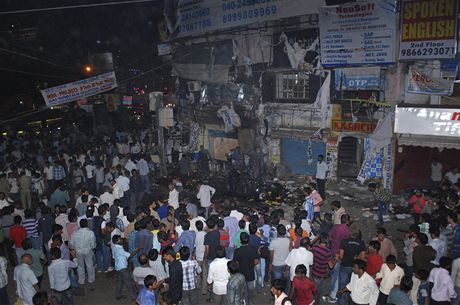 Dav lidí se srocuje ve mst Hajdarábád po výbuchu nkolika náloí. 