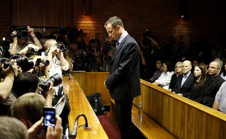 Obalovaný atlet Oscar Pistorius u soudu v Pretorii.