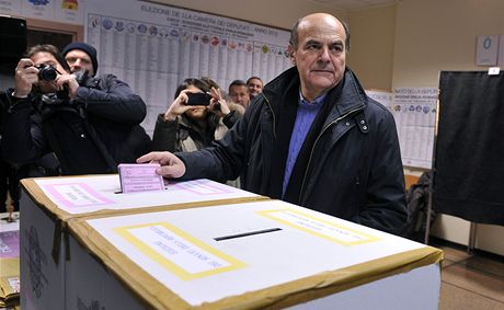 Jet v prosinci vedla stedolevá koalice Piera Luigiho Bersaniho v przkumech o 10 procent, Ve volbách byl výsledek tsný.
