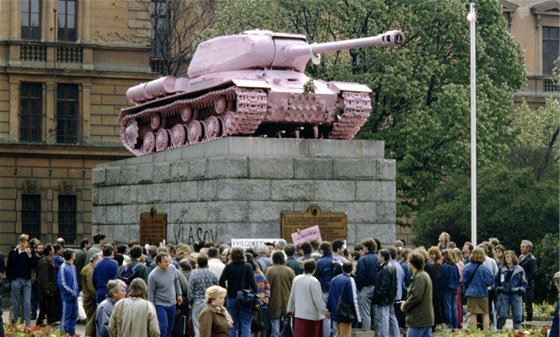 Tank pemaloval narovo výtvarník David erný se svými kamarády po listopadové...