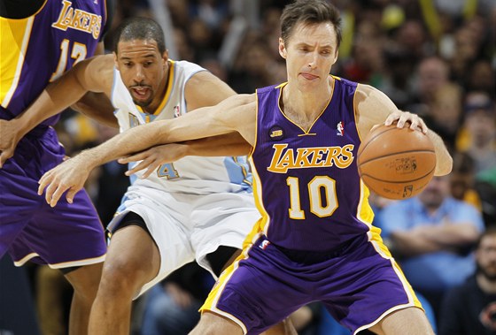 Steve Nash  z LA Lakers se snaí udret mí ped zuivým napadáním Andreho