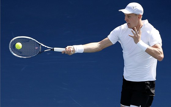 Tomá Berdych na turnaji v Dubaji. Ve druhém kole vyadil Nmce Kamkeho a