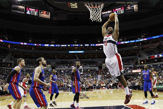 Kevin Seraphin z Washingtonu smeuje za dozoru hrá Detroitu.