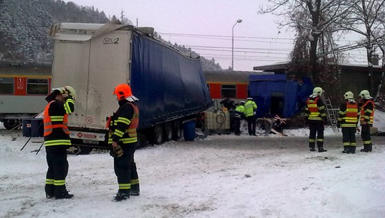 Nehoda kamionu s vlakem na přejezdu v Králově Dvoře. (23. února 2012)