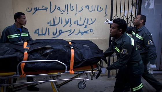 Egypttí záchranái odváejí ranné. Ilustraní foto.